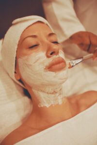 Soin visage anti-âge en institut de beauté professionnel